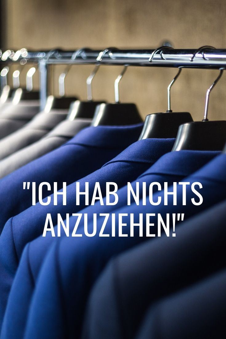 blaue Anzüge am Kleiderbügel