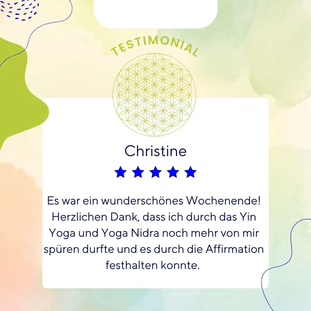 Testimonial mit Namen Christine, fünf blaue Sterne, positive Bewertung eines Wochenendes und Dank für Yoga und Yoga Nidra.