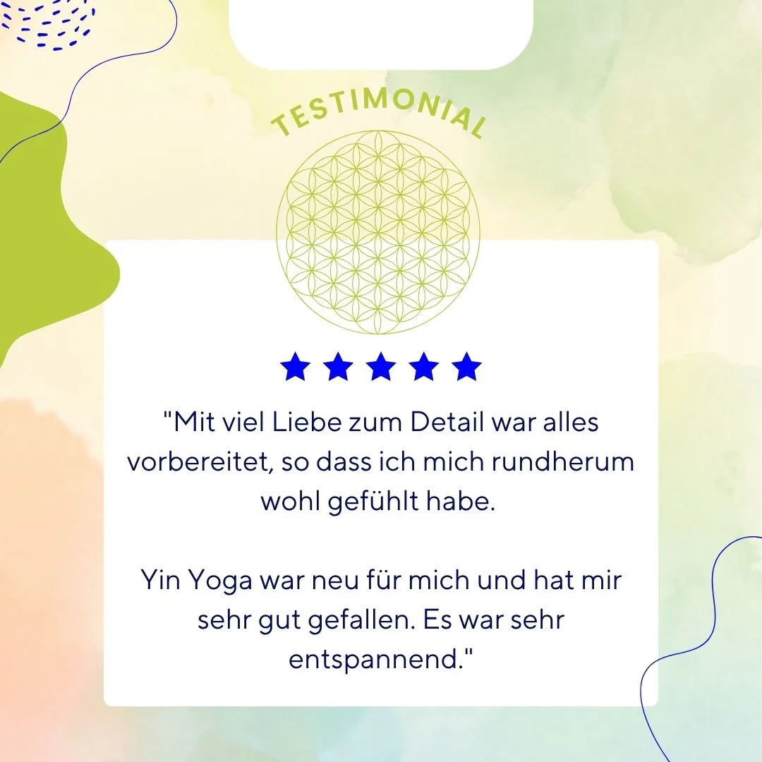 Testimonial mit fünf blauen Sternen und einem geometrischen Design, das behauptet, dass eine Person sich wohl gefühlt hat und Yoga empfand als entspannend.