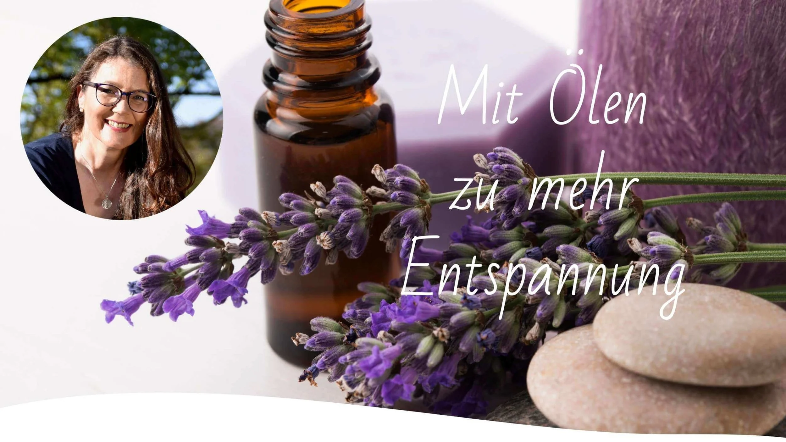 Eine Produktwerbung für Lavendelöl mit einem Portrait einer Frau, Lavendelblüten, einem dunklen Flaschenbehälter, Steine und einem Text in weißen Buchstaben, der lautet: 'Mit Olen zu mehr Entspannung'.