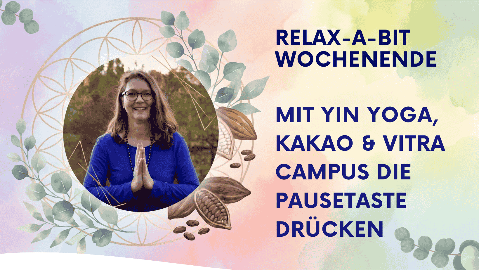 Ein farbenfrohes Poster mit einer Frau, die die Hände im Gebetsstil hält, umkreist von Blättern, Nüssen und Samen, mit Text auf der rechten Seite, das zu einem entspannten Wochenend-Event mit Yoga, Kakao und Besuch auf dem Vitra Campus einlädt.
