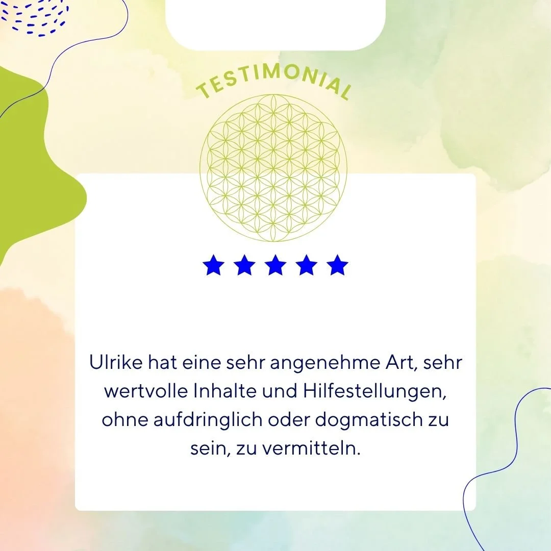 Testimonial-Seite mit 5 blauen Sternen und positiver Bewertung für Ulrike, mit goldener geometrischer Illustration und pastelblauem Hintergrund.