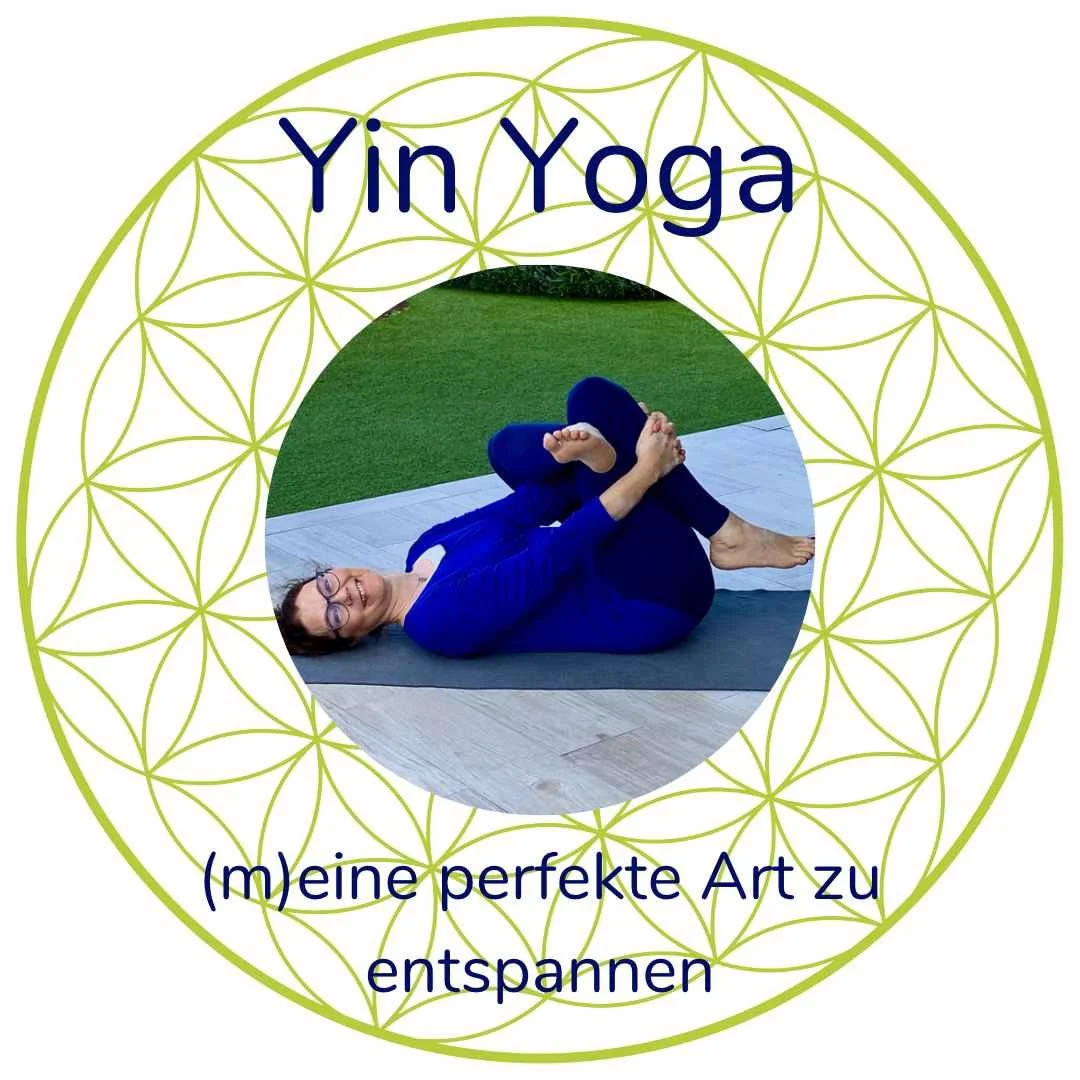 Diagramm mit dem Titel ''Yin Yoga'' und einem Bild einer Frau, die Yin Yoga auf einer Matte im Freien praktiziert, umgeben von einem geometrischen Muster, mit zusätzlichem Text "(m)eine perfekte Art zu entspannen" .