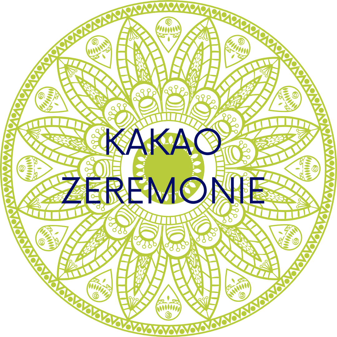 Ein schwarzer Hintergrund mit einem gelben, detaillierten Mandala-Muster und blauer Beschriftung in der Mitte, die sagt: "KAKAO ZEREMONIE".