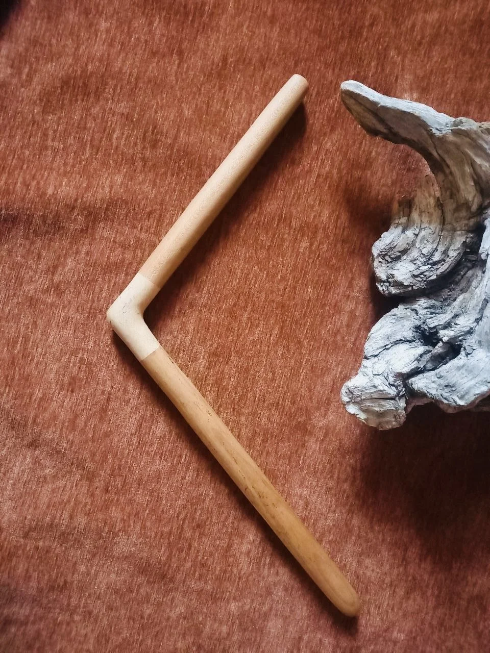 Handcrafted wooden tepi applicator for rapé ceremonies. Smooth airflow, ergonomic design, and natural materials for sacred ritual use.