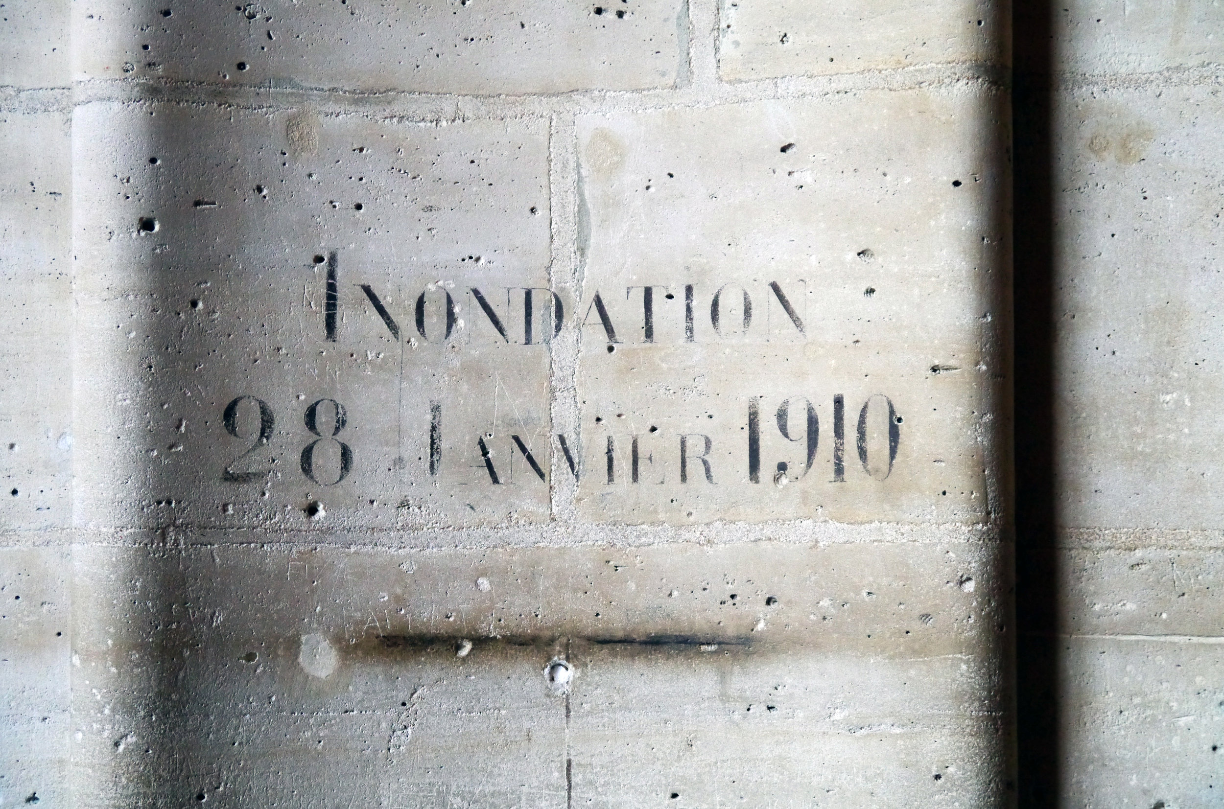 1910_Flood_Level_Sign_in_Salle_des_Gardes,_Conciergerie,_Paris..JPG