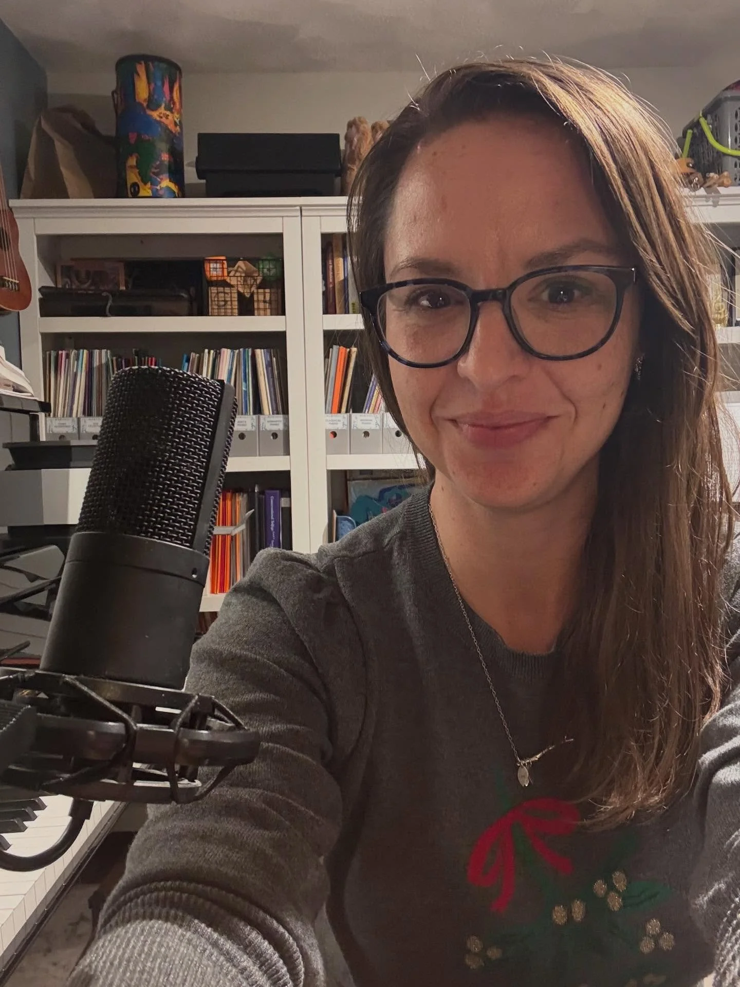 What my virtual students see&hellip;.. 

SWIPE for what I see! ALL the sticky notes! Cables! Schedules! Rep lists! Cats! #musicteacher #virtuallessons