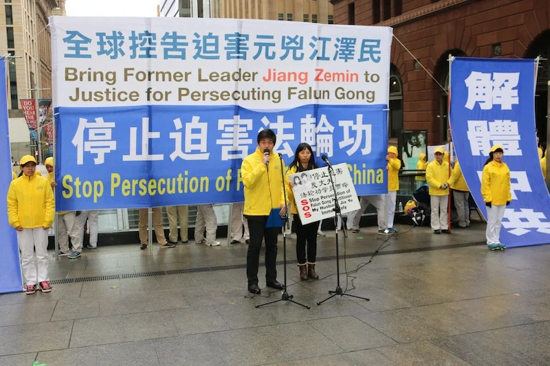 Eric Jia speaks for the first time at a public forum with the support of his mother Li Liu, in Martin Place, Sydney, Australia on July 20, 2015. (Melanie Sun/Epoch Times)
