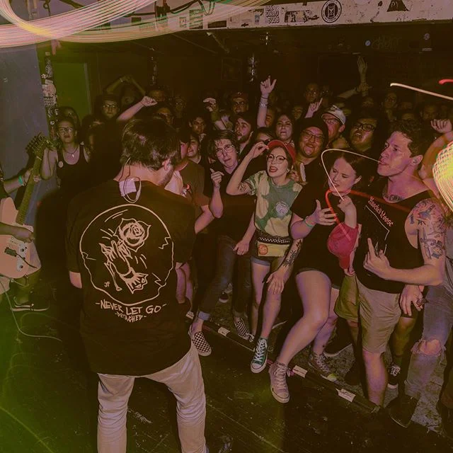 We all need people who will stand for us when we can&rsquo;t. We need people in our corner to remind us that we&rsquo;re okay when we don&rsquo;t feel it. It&rsquo;s amazing how much music can bring us together. 📷: @kaydargs .
@stilltadeshi looking 