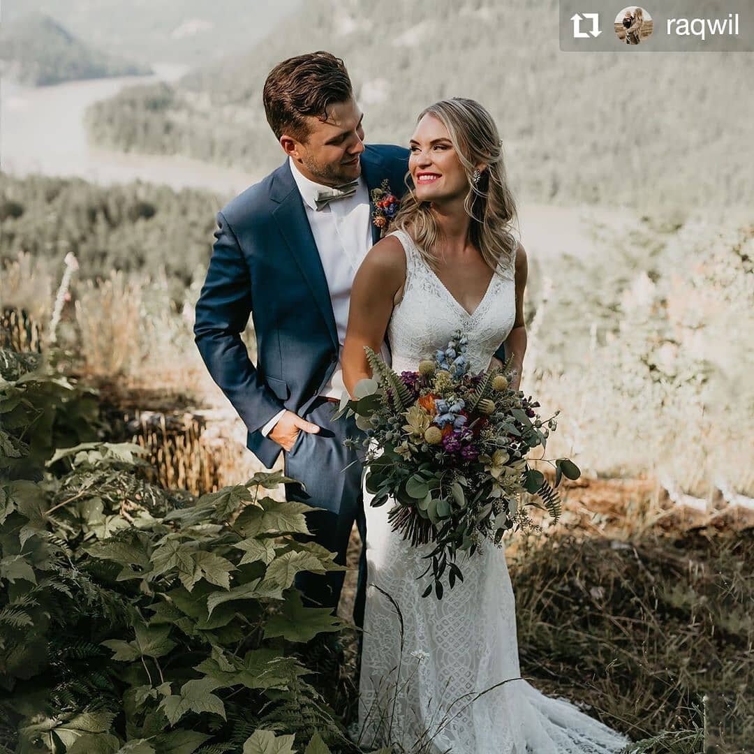 Had to share more from this gorgeous wedding 😍

#repost @raqwil

@kristinadeanphotography 📸
@americancreeklodge 🏔 
@beflawlessbeautybar 💋
@quiksfarmfloralshop 💐
.
.
.
 #instabride #ido #wedding #weddingvenue #weddingvenuehunting #bridal #realwed
