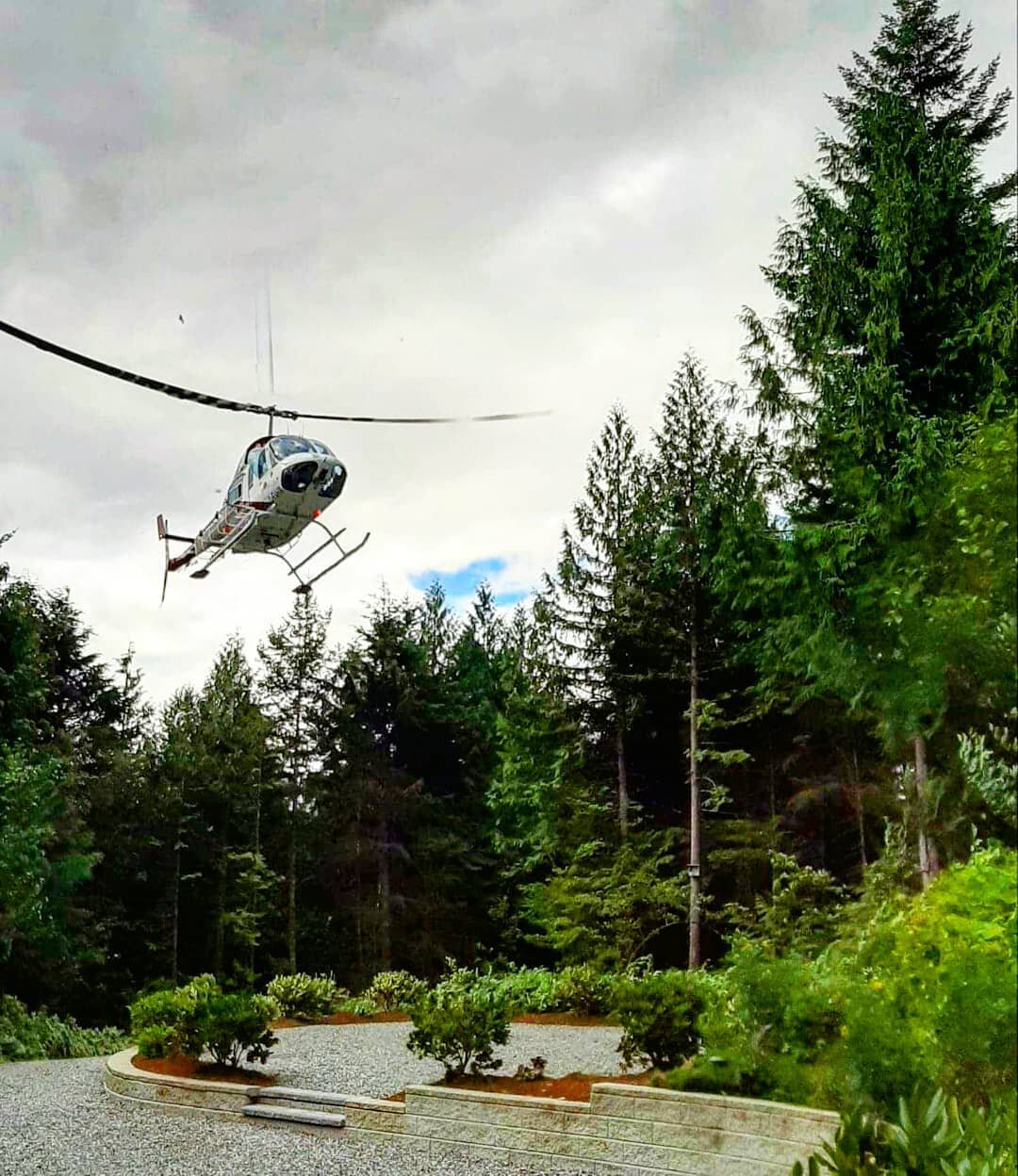 Want to have your wedding photos taken on top of a mountain? @valleyhelicopters offer wedding photo and sightseeing tours, and can pick you up right from the lodge! 
.
.
.
#helitour #heliwedding #wedding #weddingvenue #weddingvenuehunting #bridal #re