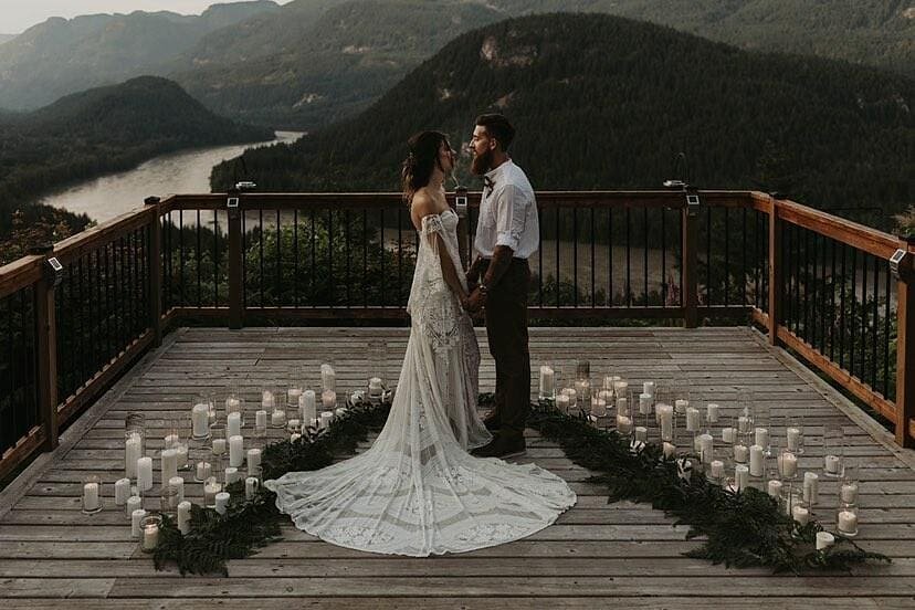 Breathtaking 😍

@iamsarah.nicole
@powerfulmoments.events
@americancreeklodge
@finchandflora
@unionbridal
@paragonmakeup
@reddymadecakes
@thelittleweddingshoppe
@a.b.ellie
@ruedeseinebridal
.
.
.
#instabride #ido #wedding #weddingvenue #weddingvenueh