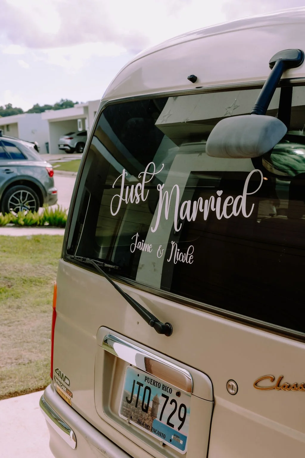 A vehicle with a "Just Married" sign on the rear window, and a Puerto Rico license plate.