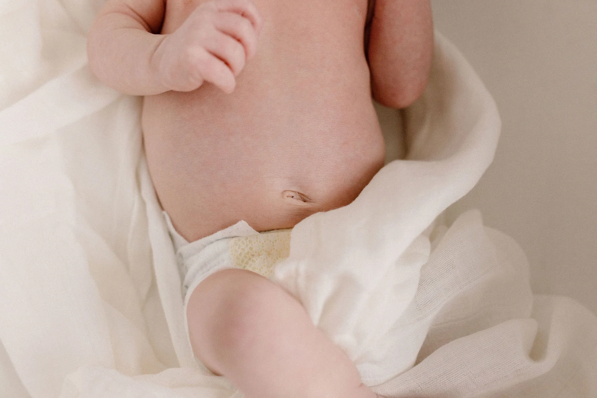 baby belly and belly button detail photos captured by newborn photographer