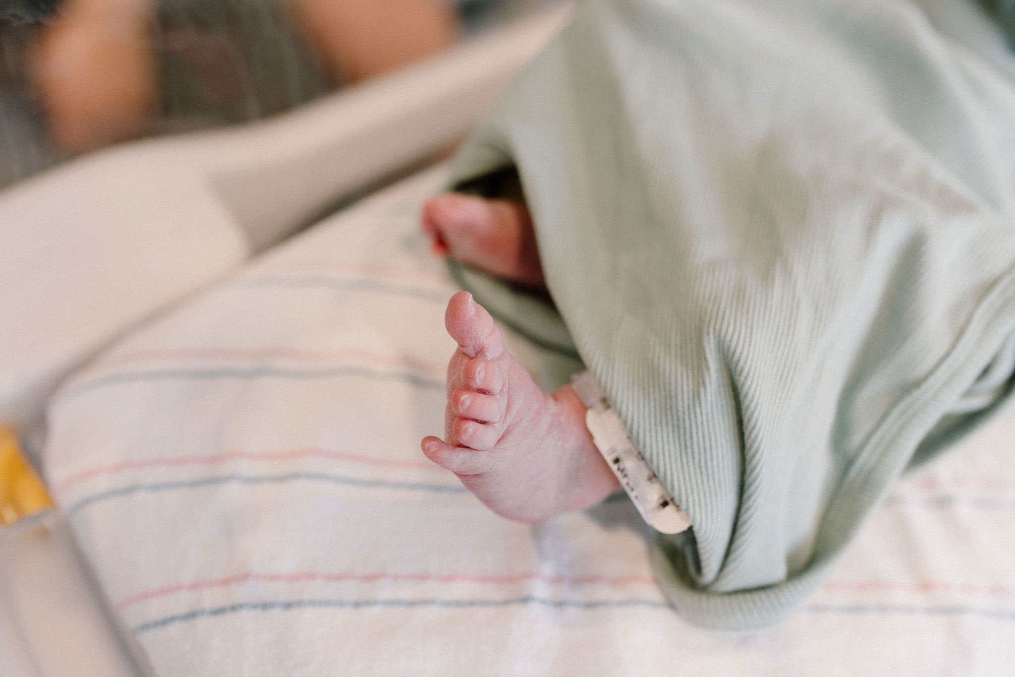 close-up detail shot of newborn baby toes in hospital by Mesa fresh 48 photographer