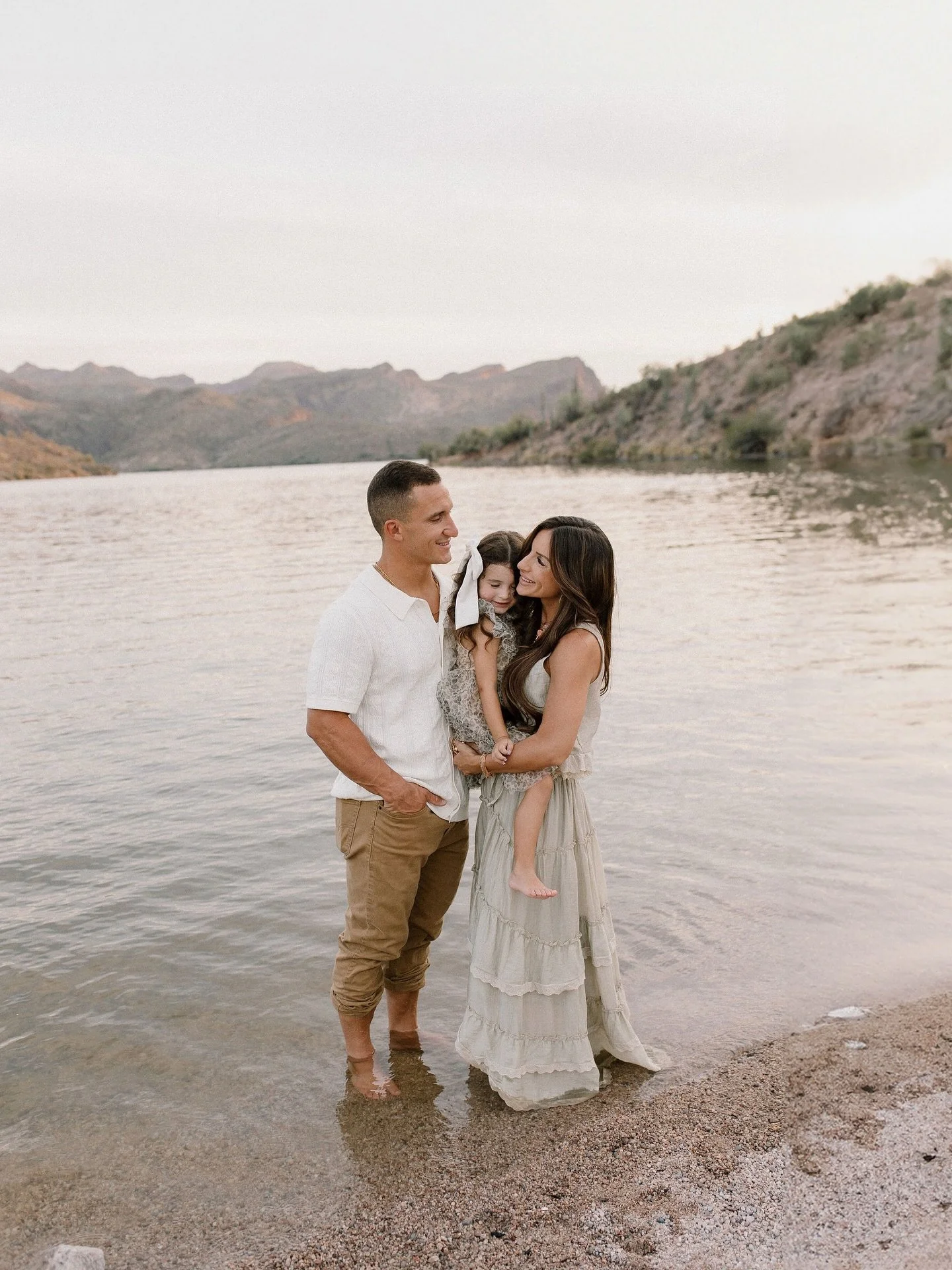 About last night&hellip; 🥹✨ my first session of the fall was pure magic.

My sister-in-law and her family are the cutest - I always love photographing them because you can see how much they all adore each other!