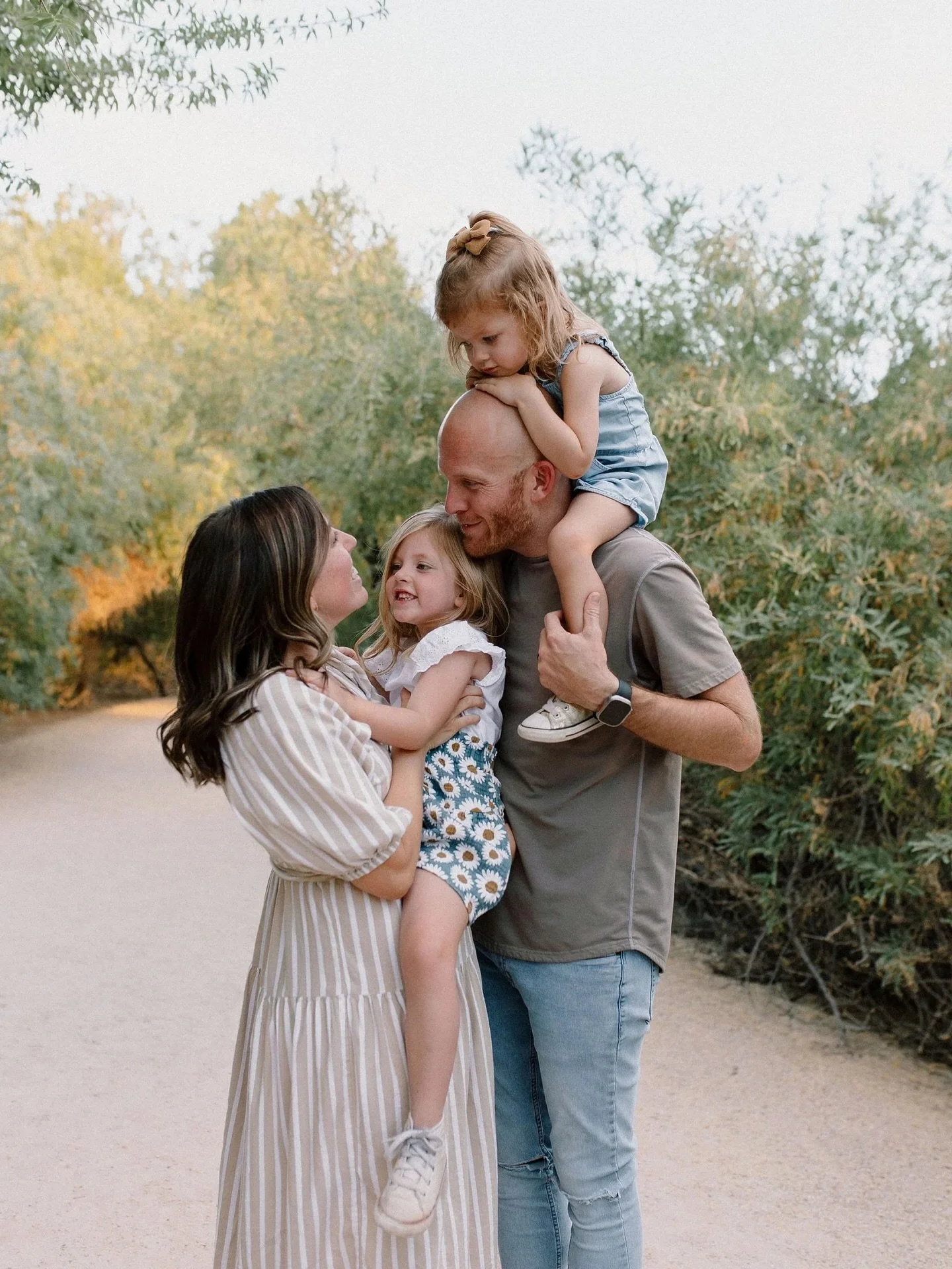 Never skip fall family photos ✨ the very best part of my job is seeing families grow - sometimes all the way from maternity to toddlers to big kids! Everything changes so much as so fast, freezing time with family photos is such a gift!

This is one 