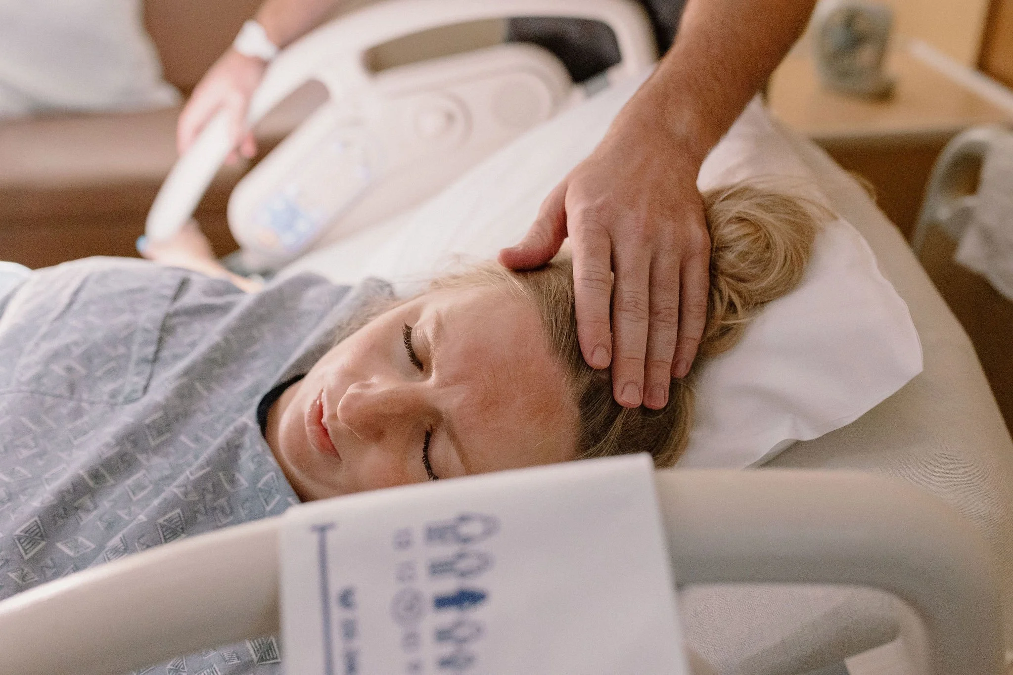 dad supporting mom during hospital birth