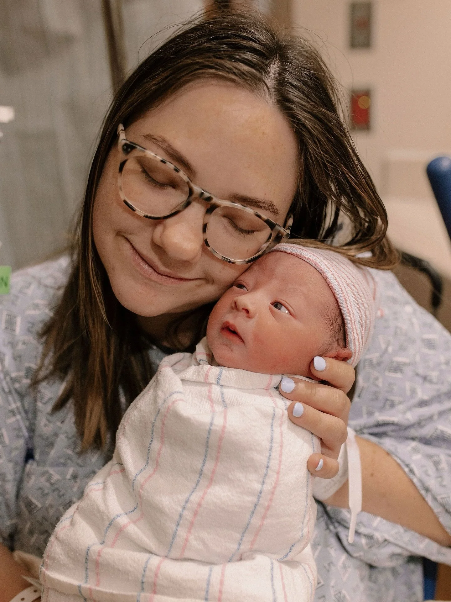 There is no sweeter meeting than this 🥹💕 

One of my very favorite things that happens as a birth photographer is walking into a room and mom saying &ldquo;nice to meet you!&rdquo; as she&rsquo;s literally pushing! 😅 it is such a funny way to meet