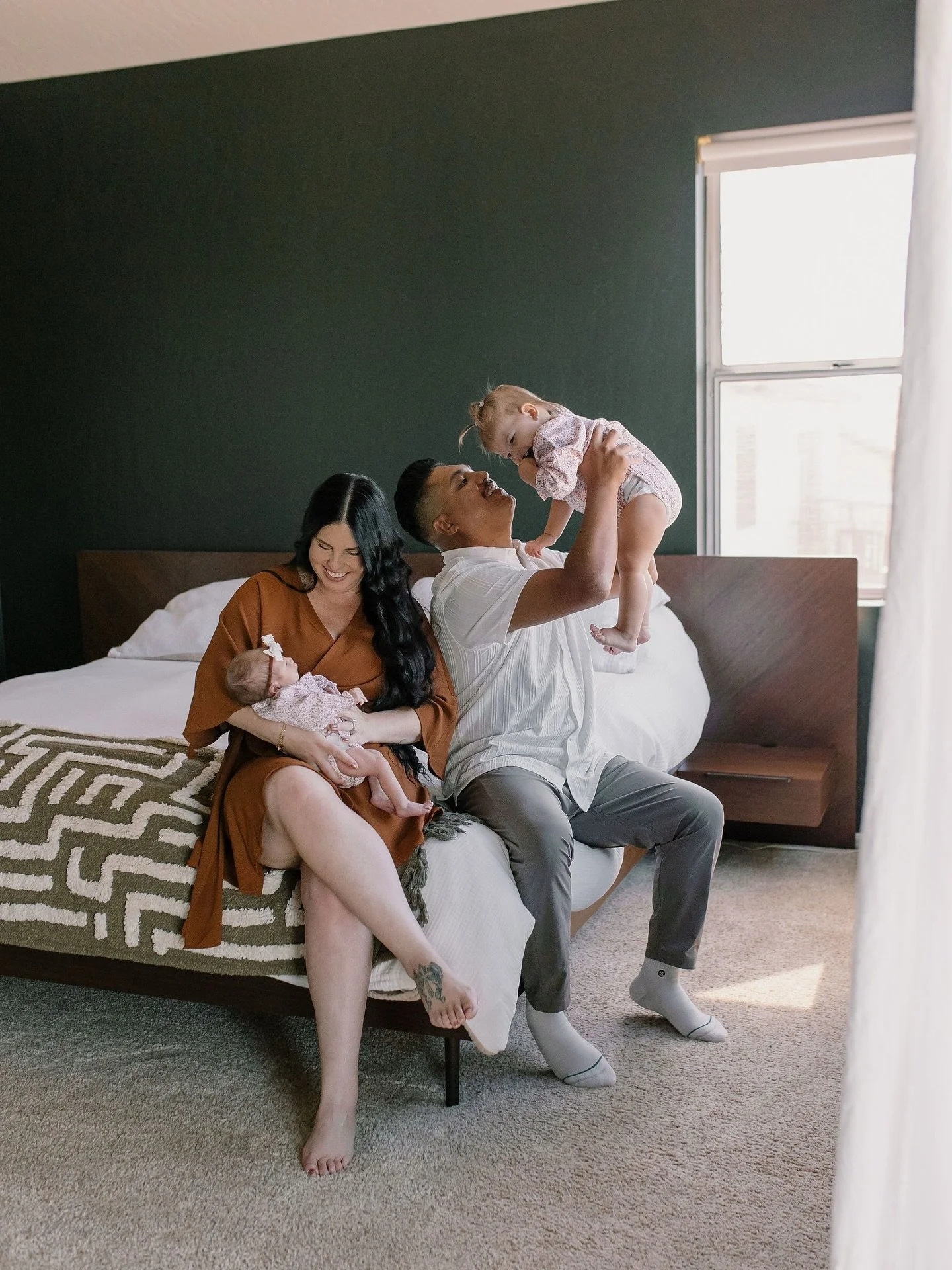 When &ldquo;we don&rsquo;t know how to pose for pictures!&rdquo; turns into the sweetest most natural in-home session ever! ✨ I wish I could post 100 of these, you HAVE to scroll all the way to the end to see some of my favs!

.
.
.
.
.
#azphotograph