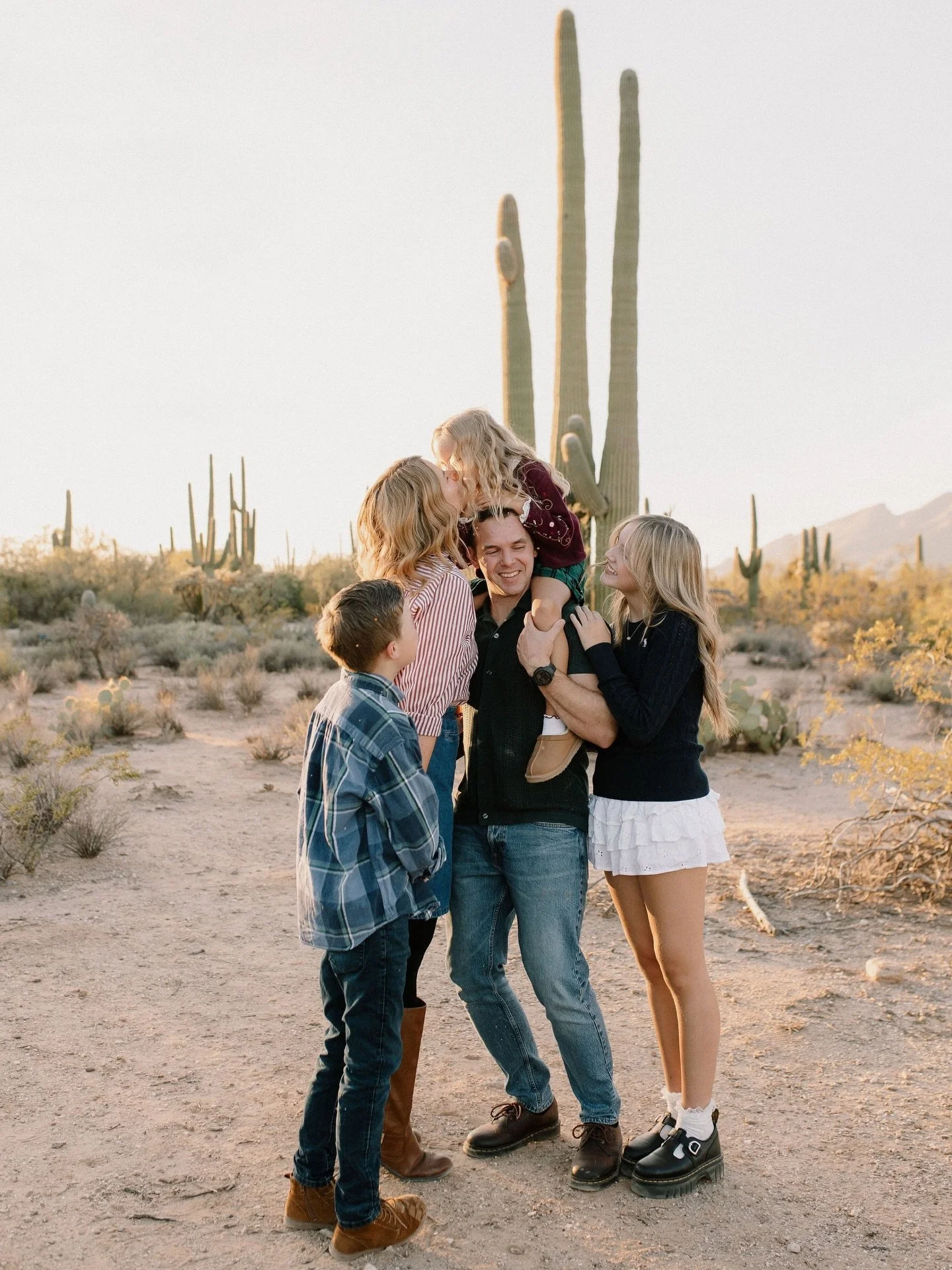 In the rush of getting galleries out in the fall, there are photos that I forgot about that are quickly becoming my favorite! This first one 🥹

Lauren has been one of my biggest supporters (turned friend!) since I started and I love when we can cord