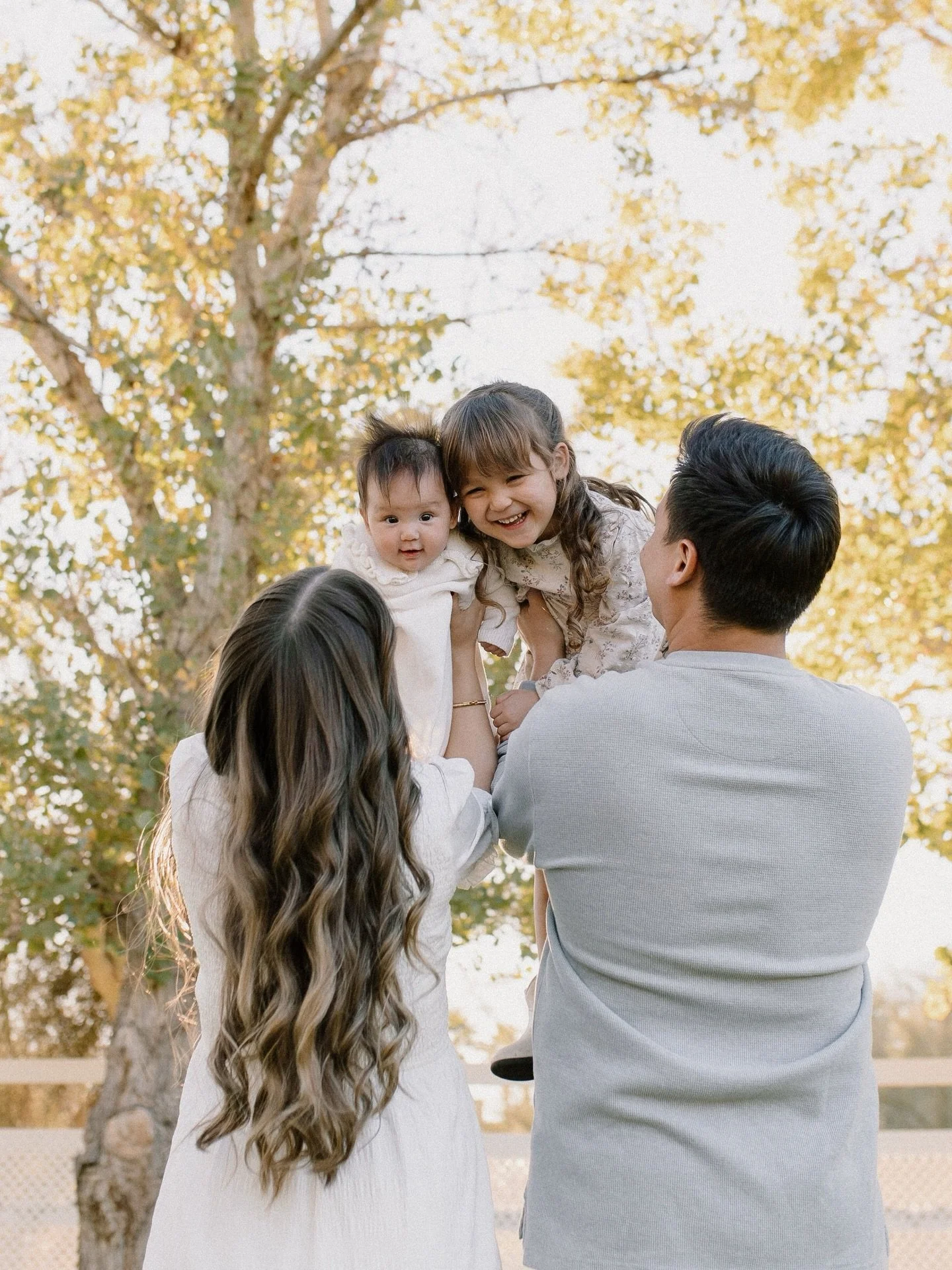 It&rsquo;s starting to feel like spring already &mdash; both these photos and Arizona! ☀️ 

Most people think of fall as the best time for family photos, but don&rsquo;t sleep on spring! Especially this year, with all the rain we got the desert is so