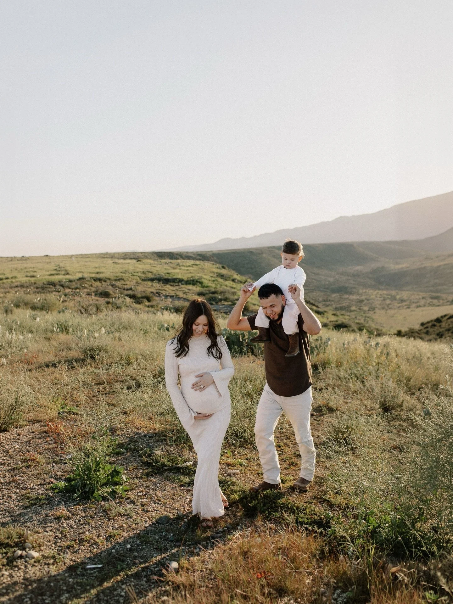 Maternity photos at sunset >>>>>

The way I&rsquo;ve been wanting to do a maternity photoshoot at this location for so long, and these turned out better than I could even imagine! The sweetest family and wildflowers and mountains and g