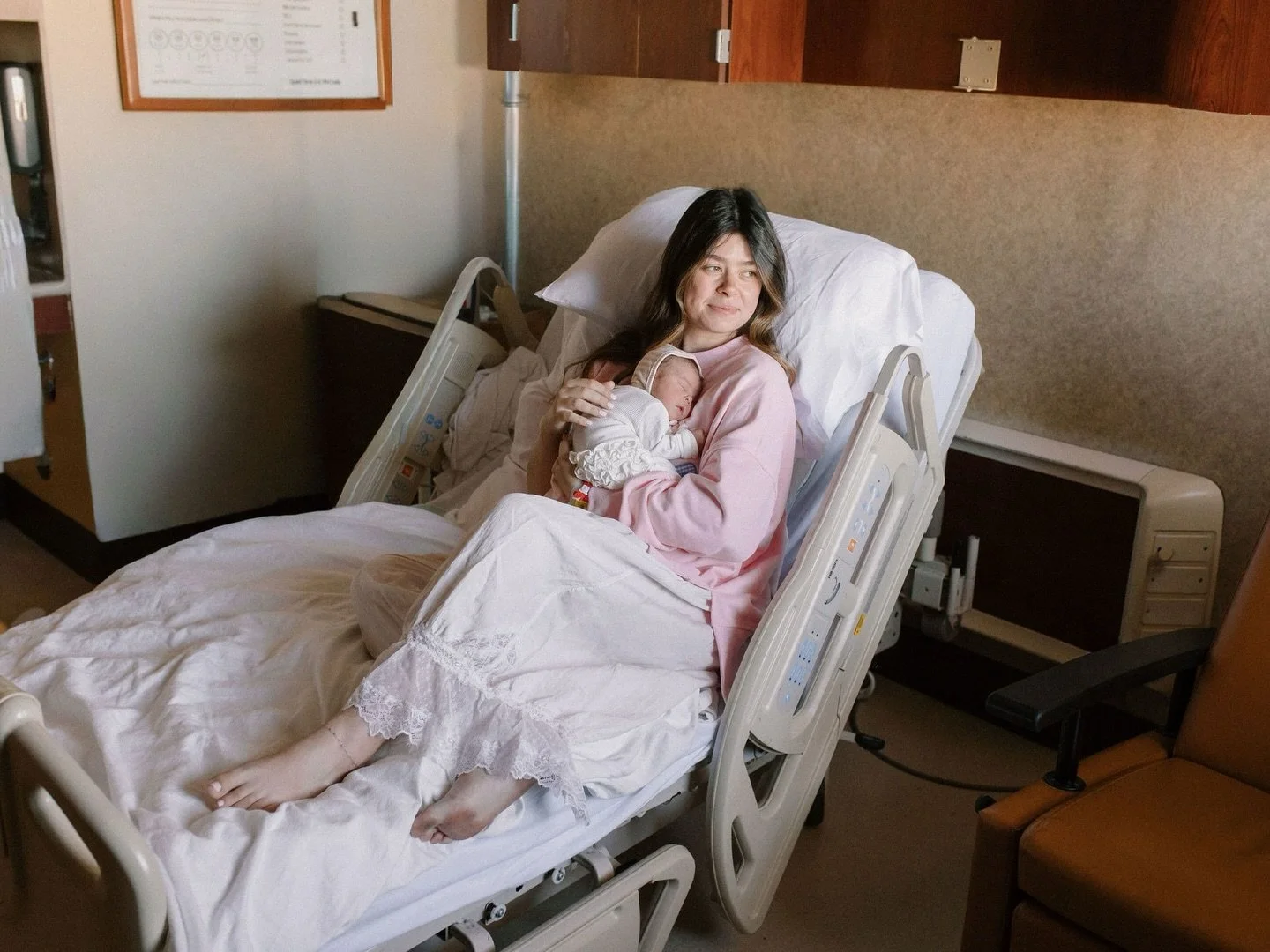 Cozy mornings with your brand new little love 💕 

I don&rsquo;t know if there is anything more special than that in-between time after birth when it&rsquo;s just you in a quiet hospital room with your baby. Fresh 48 photos are the perfect way to rem