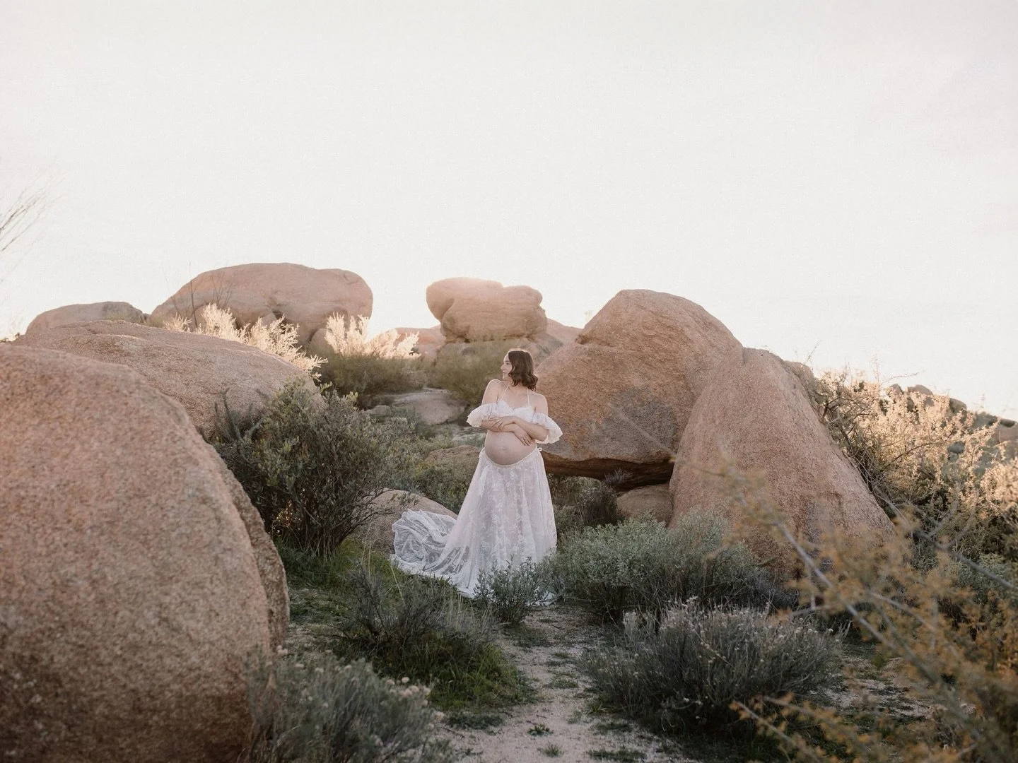 These boulders are cool and all, but nothing compares to the wonder that is creating life with your own body ✨ 

This session was seriously so dreamy, from the dress (thanks @alyssacampbellphotography !) to the boulders to the glowy light! If you&rsq