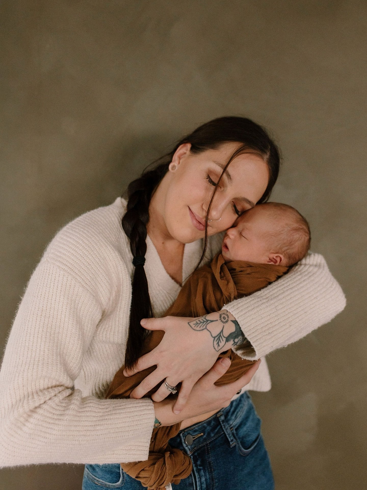 Have you ever seen a smilier newborn?! 😄✨

You&rsquo;d never guess that baby was pretty miserable for most of his photoshoot &mdash; he was having a lot of gas pains and really made us work to settle him. But thats the magic of what I do! Make chaos