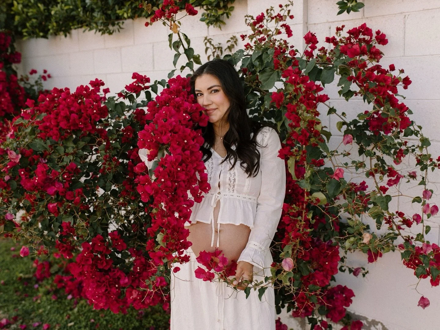 For two years I&rsquo;ve driven past these bougainvilleas with the vision to do maternity photos and we finally made it happen! 🌺✨

Solo maternity photos can be a little intimidating, but I have really started to fall in love with it and find a groo