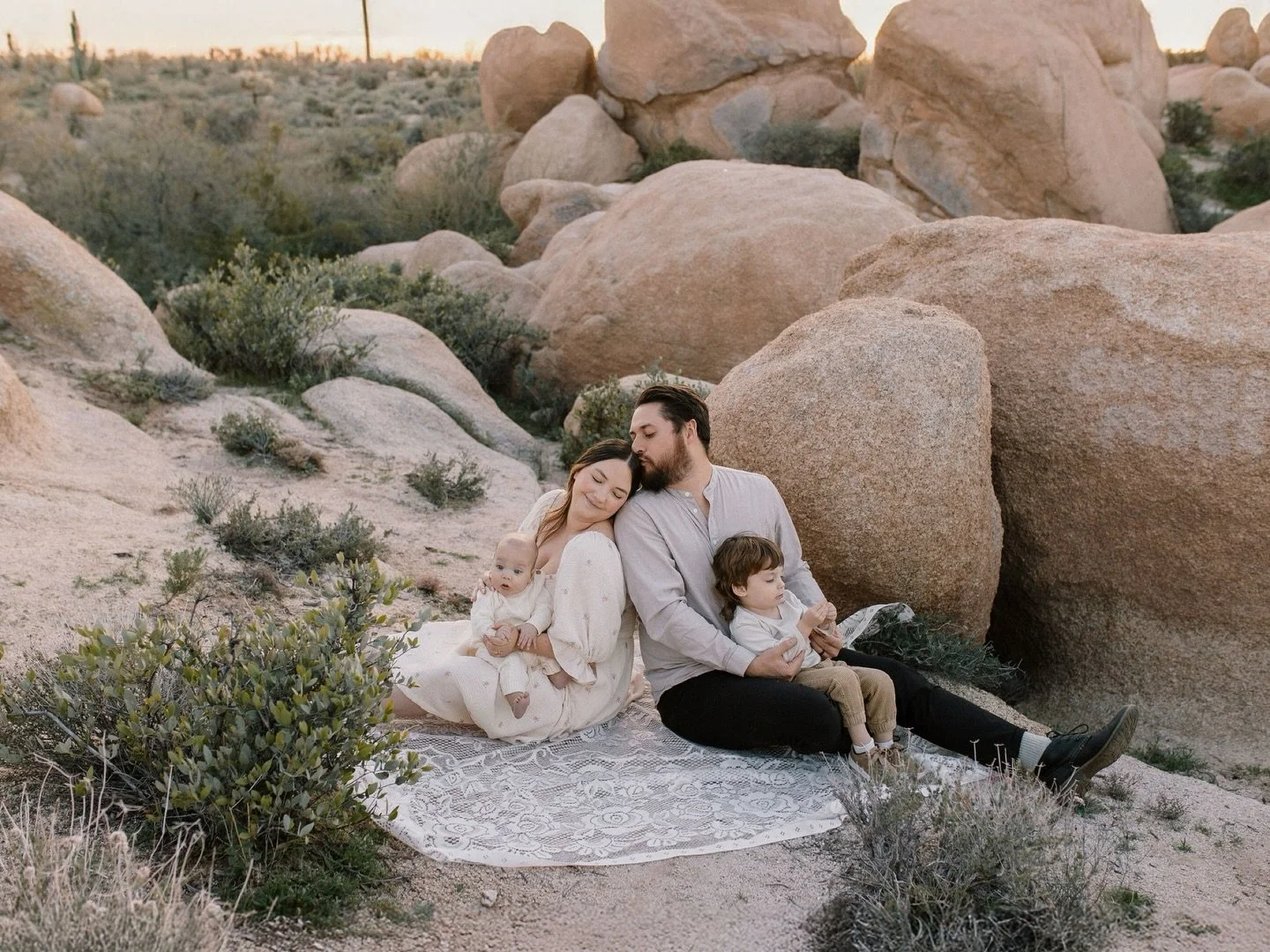 Still obsessed with these and can&rsquo;t wait to go back in the fall ✨ 

Family photos where mom and dad just let kids be kids will always have my heart. I love watching a family just love each other and capture all the small details of their intera