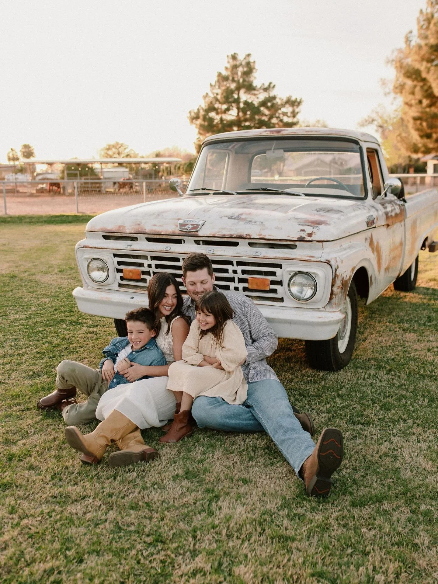 A night running around and playing on the farm just feeeeeels like summer! ☀️

I&rsquo;m finally getting through some of these content day shoots, and this one is SO sweet. You&rsquo;re gonna wanna swipe through 🥹🫶🏻

Concept by: @haley.p.photograp