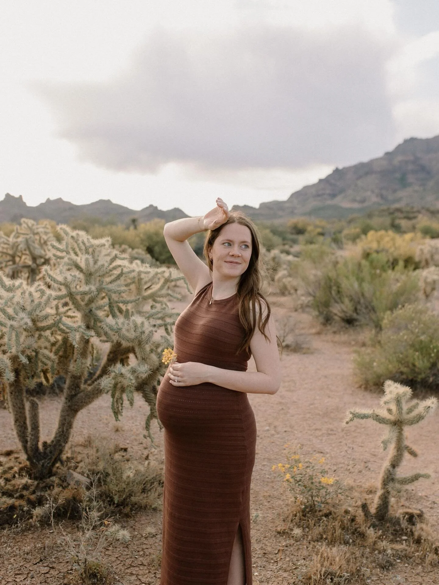 I have to tell you guys a funny story about this maternity session 😂 &mdash; I don&rsquo;t think I&rsquo;ve ever had so many lighting situations happen in one session. We started with FULL bright sun, then it started raining, then it stopped raining