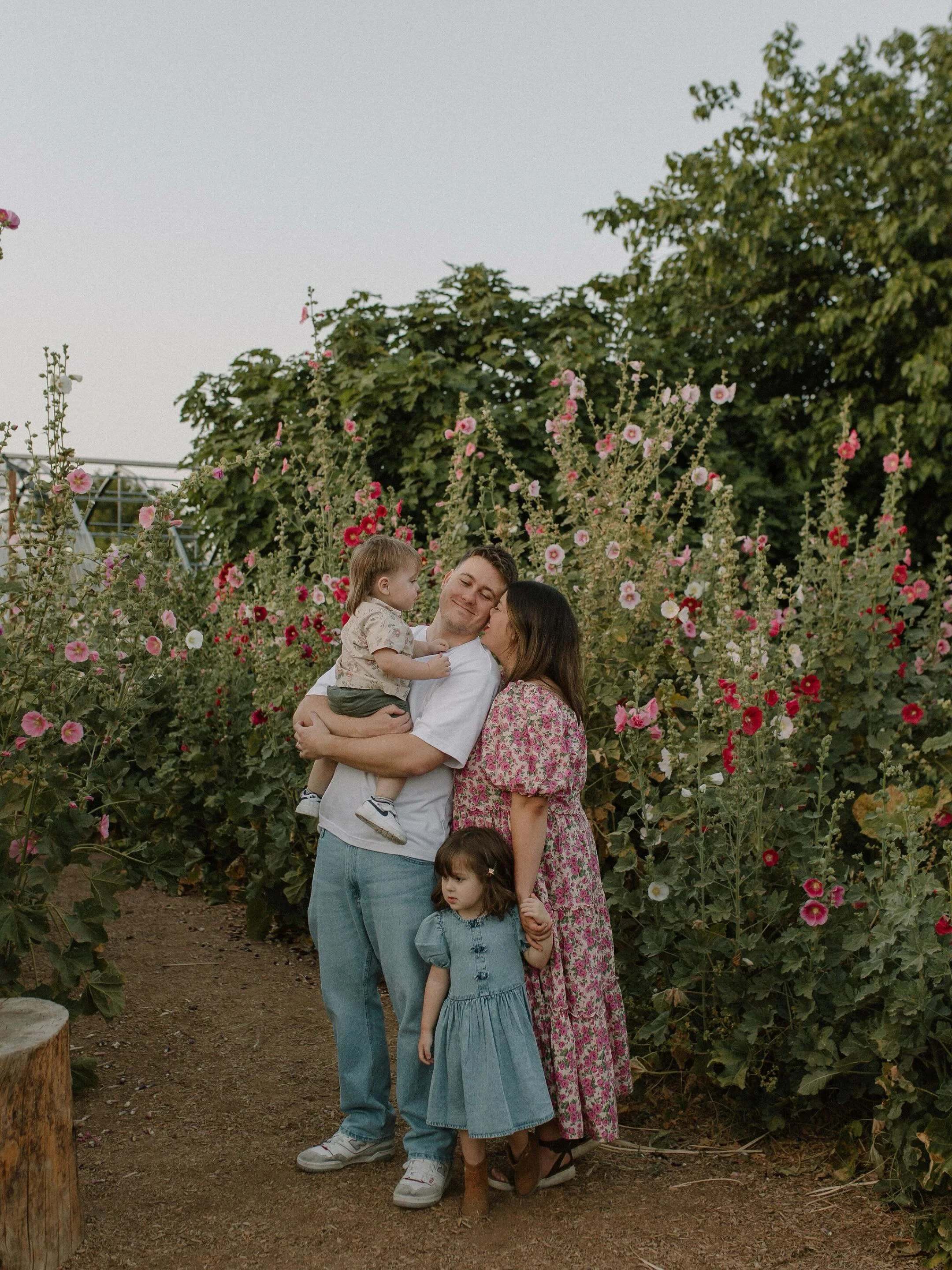 Prettiest mama, prettiest location, prettiest night ✨ 

I spent every spare minute this week editing all the Mother&rsquo;s Day minis sessions, and I finished them just in time to enjoy my Mother&rsquo;s Day weekend. 

It&rsquo;s the moms that reach 