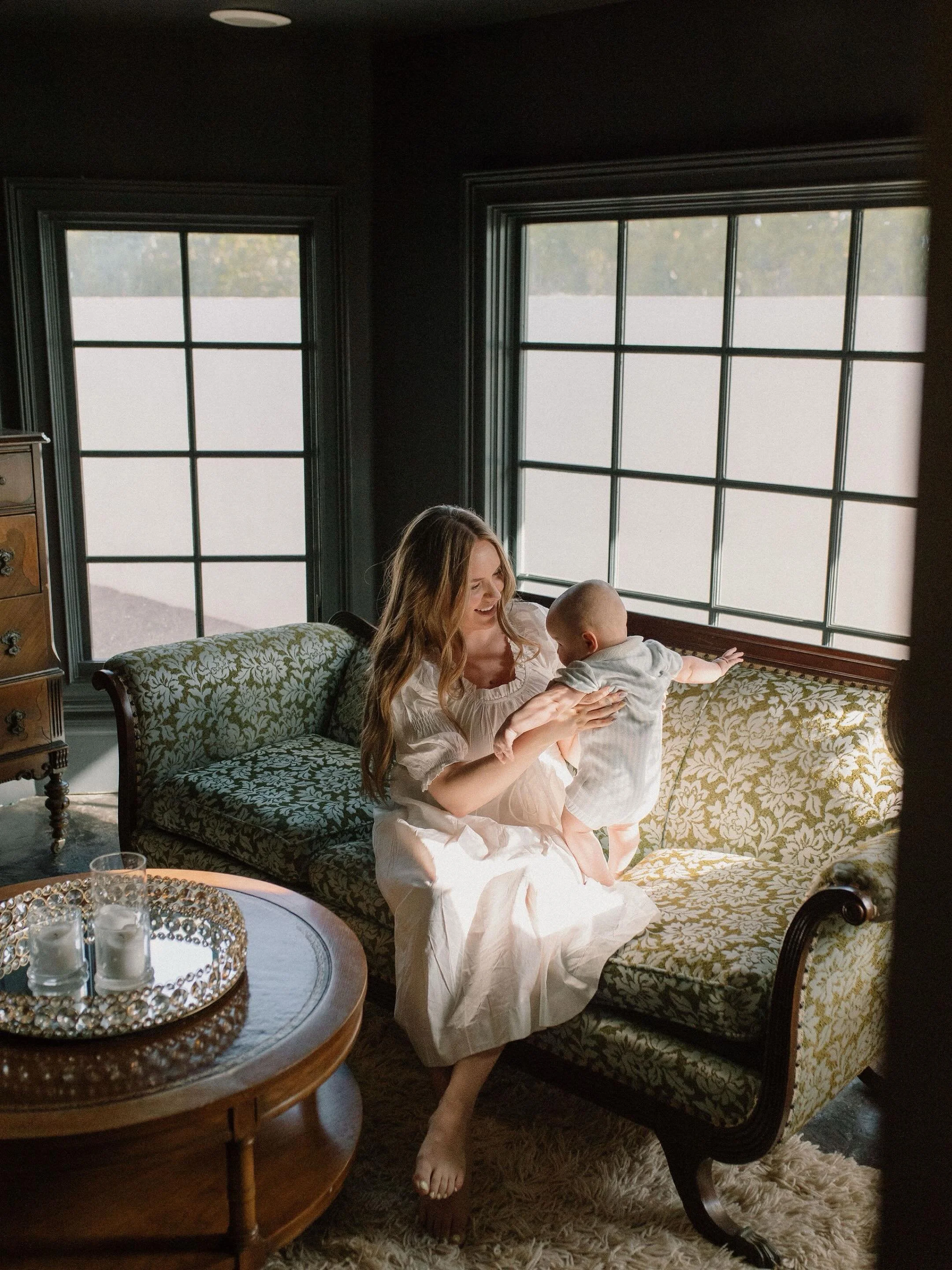 Mama&rsquo;s boy 💕 

The lighting in this room was perfect for a cozy mommy &amp; me session! This session definitely had me feeling nostalgic for when my first boy was teeny tiny 🥹🫶🏻

Concept: @laborbylex &amp; me!
Venue: @laestanciaphx 
Model: 