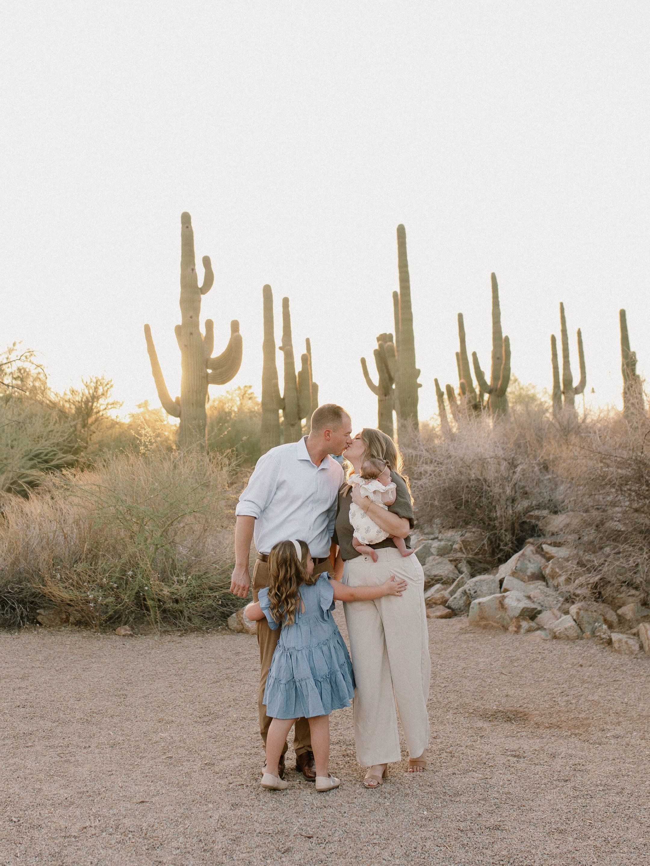 There&rsquo;s nothing better than desert light and sweet newborn snuggles ✨ I&rsquo;ve been loving all these outdoor newborn sessions lately! Such a fun switch up from the typical in-home sessions!

#arizonafamilyphotographer #azfamilyphotographer #g