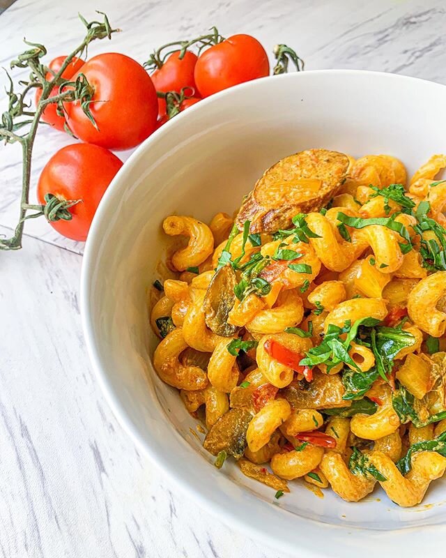 Daily routine: workout, make pasta, binge watch netflix, nap, eat. repeat. 🍝 (recipe also in highlights)
.
.
.
Spicy Calabrese Sausage Pasta with Bell Peppers 🌶 .
.
.
* 2 tbsps Olive oil
* 1 lb Calabrese sausage (2 sausages) or any type of sausage 