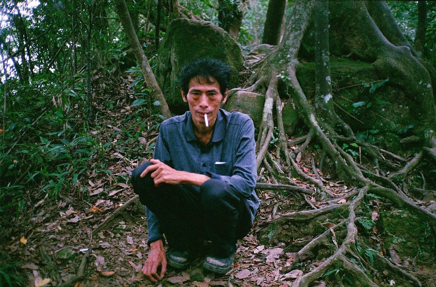 Formosa LXXIV
.
#smokingman #forest #treeroots #五寮尖山 #newtaipeicity
.
.
.
.
.
.
.
#攝影 
#写真 
#台灣街拍
#台灣街頭攝影
#紀實
#olympustaiwan
#portrait_taiwan
#streetphototw
#taiwan_streetphotography
#subjectivelyobjective
#filmintaiwan
#taiwanlife
#taiwanphotographe