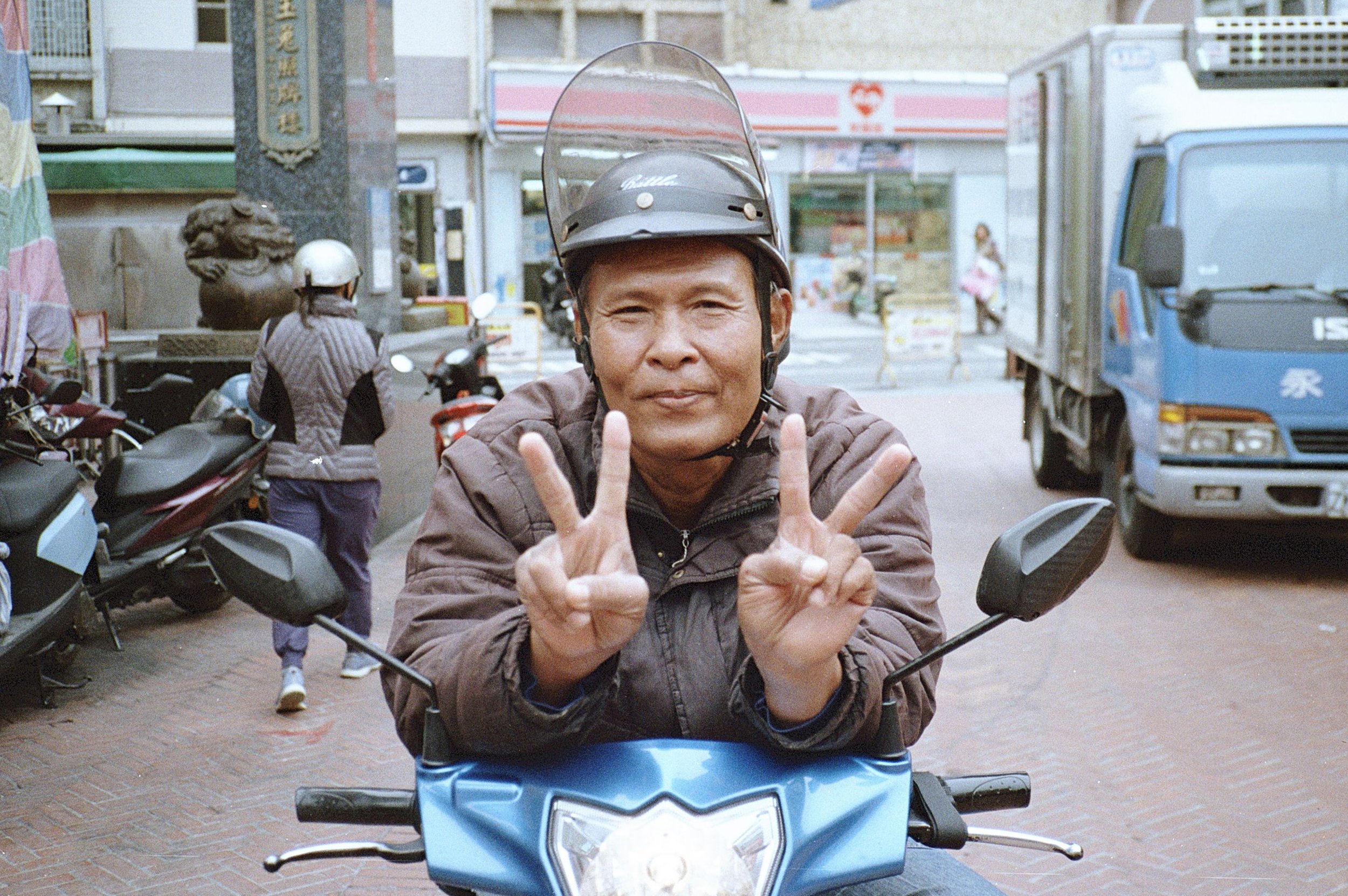 Untitled (25) Uncles chilling by the Sizhiwan temple. Chodofuk.jpg