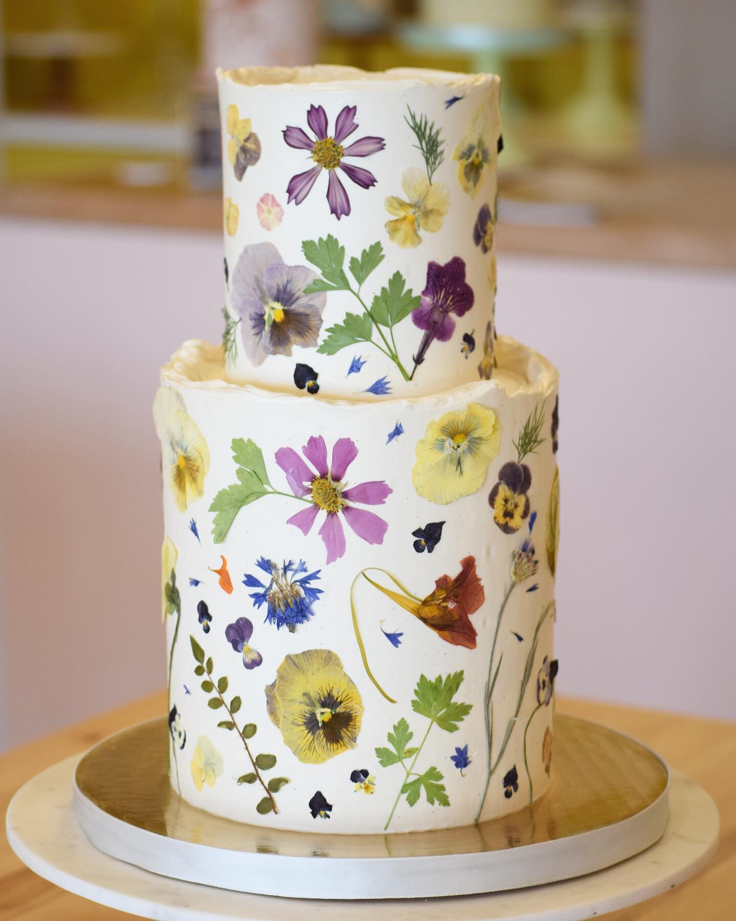 Our Signature Pressed Flower cake is the crowd favorite of our new online shop designs. This sweet 2-tier is one of our new sizes: a petite 4 and 6 inch cake to serve 25 guests. 🌼🌸🪻🌷🌿 As we enter into our busy season we&rsquo;ll be closing order