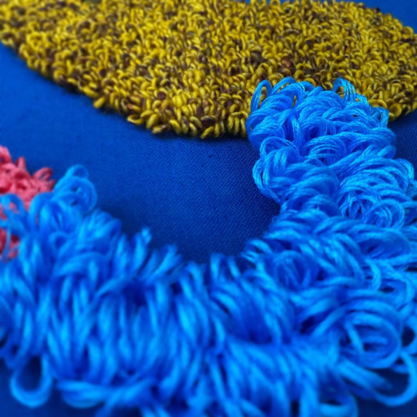 🔵🟢
.
#punchneedle #abstractart #embroidery #embroideryart