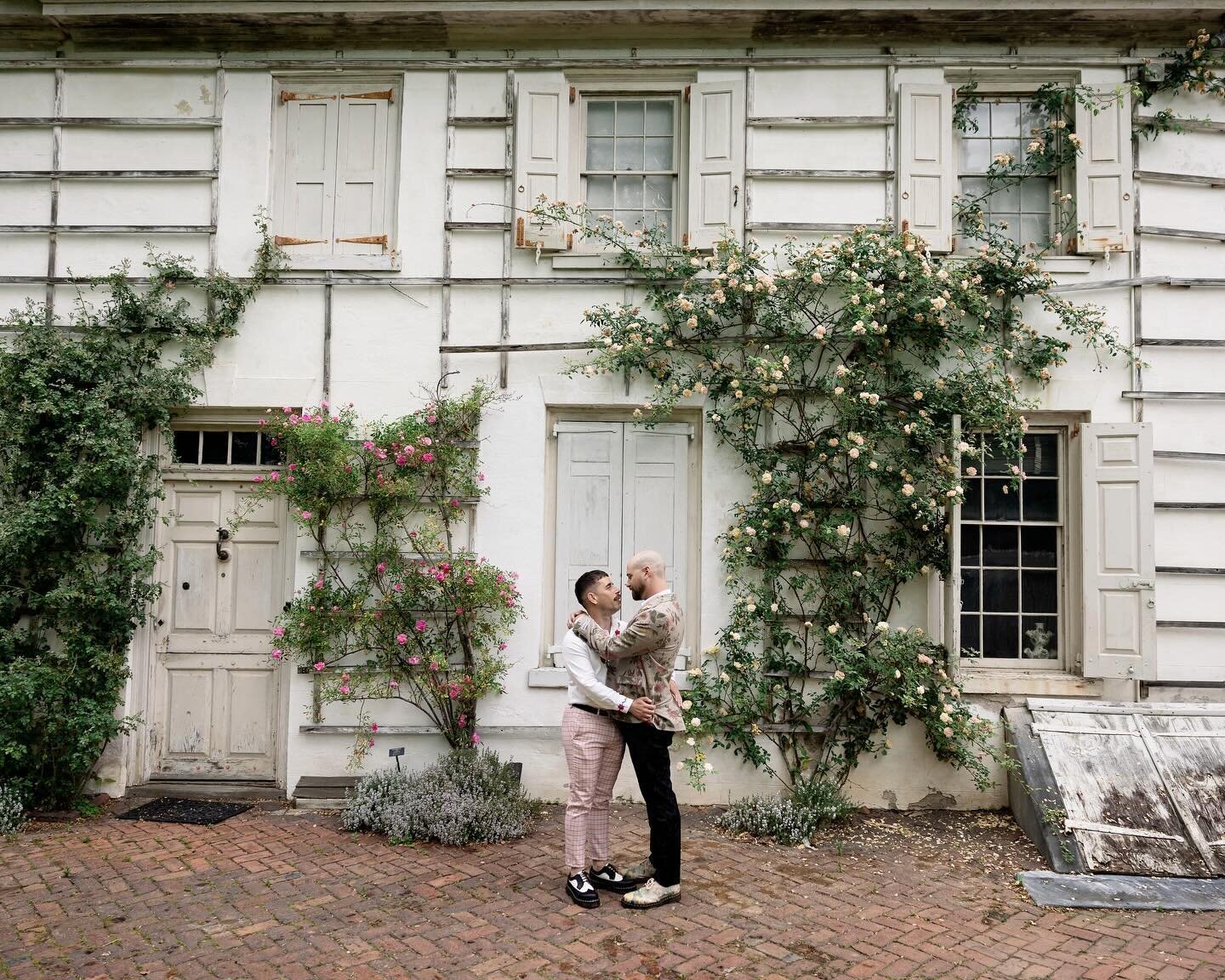 Thinking back to Kyle and Richie&rsquo;s sweet garden ceremony. Check out more from this perfect micro wedding in our stories today🌹 And thank you guys for your sweet, sweet review ❤️