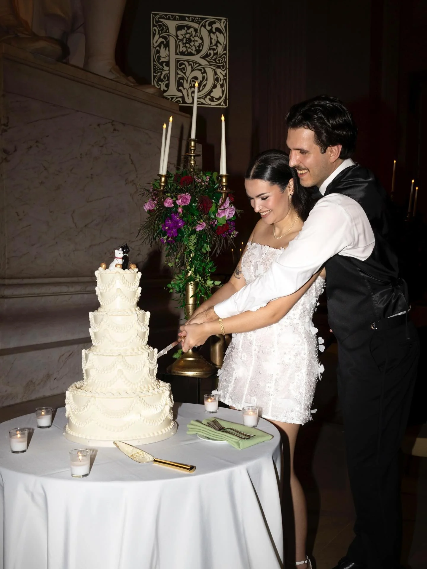 Yes, we&rsquo;re approaching the winter holidays, but it will never not be time to celebrate a little Halloween theme. Jordan &amp; Michael know how to party! And had the coolest goth undertones in their November wedding at @franklininstitute ✨