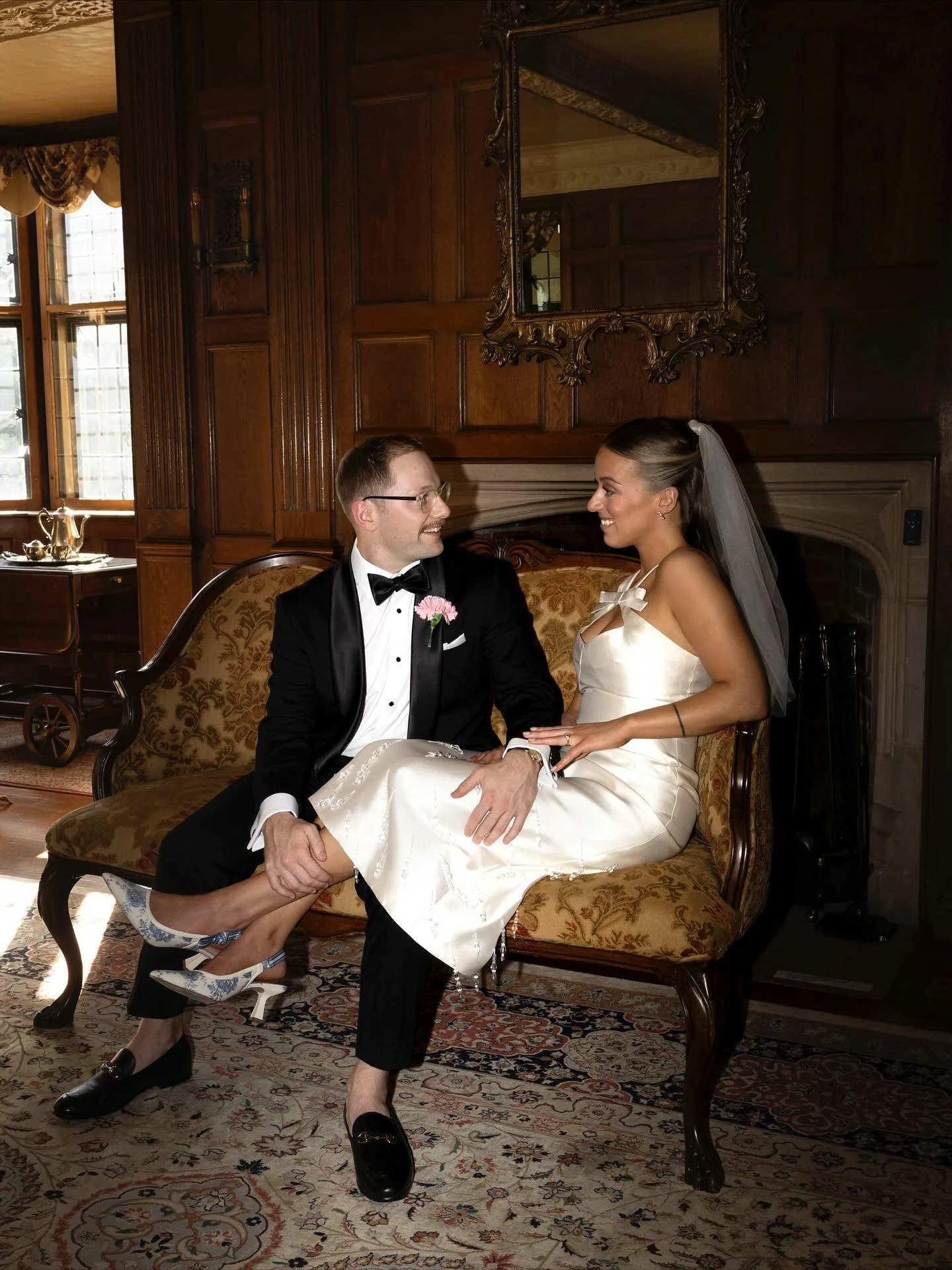 Lauren &amp; Paddy&rsquo;s early October wedding had perfect weather, modern details, and a stylish atmosphere. Effortlessly organized by Lauren and @cheandco.weddings 🍂 

Venue @brasenhillmansion_ 
Planning @cheandco.weddings 
Dress @alexandrapijut