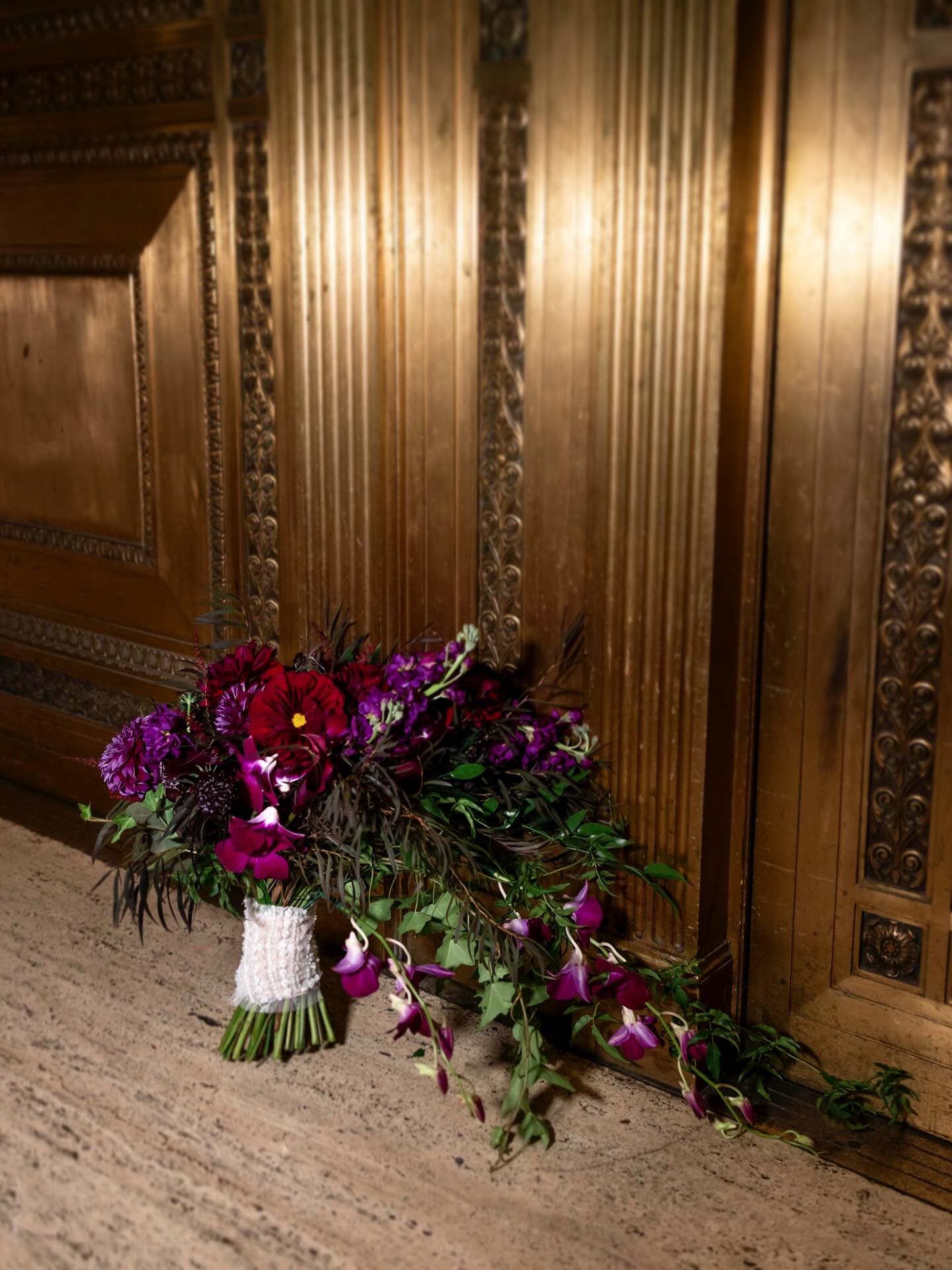 Gorgeous gothic bouquet by @carlalanfloral for @jordannbennett @franklininstitute