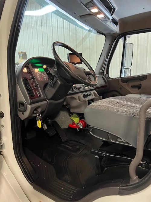2018 freightliner cab.JPG