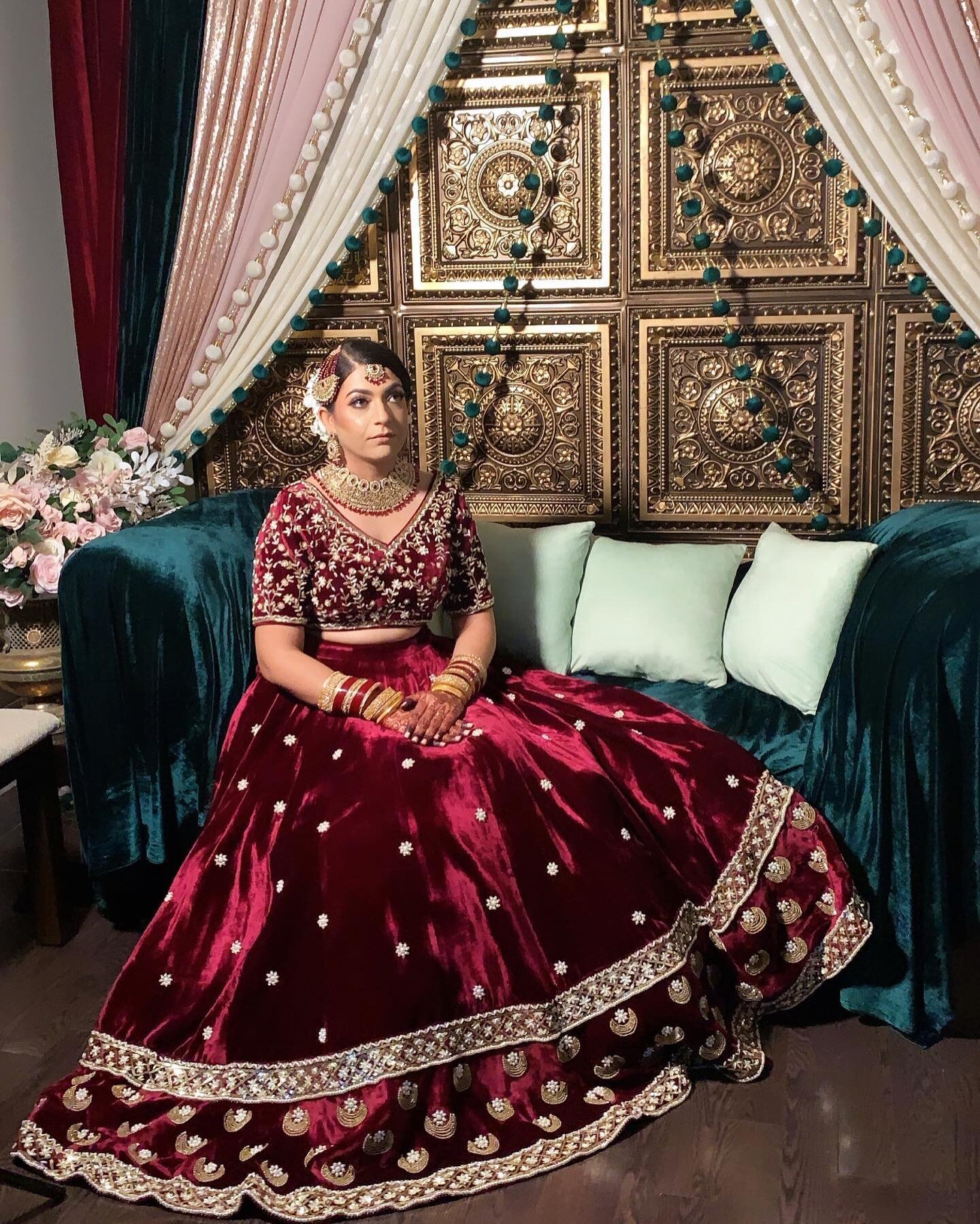 Guneet: 
Outfit: @kaysaria_a_luxury_wardrobe 
Jewelry: @sapphire_hut 
Florals: @bloomenbrides 
Mendhi: @vibhahennaart 
Photo/ Video: @friendsvideopro 
Decor: @houseofflowersto 

#beauty #glam #maccosmetics #model #indianwedding #weddingmakeup #brampt