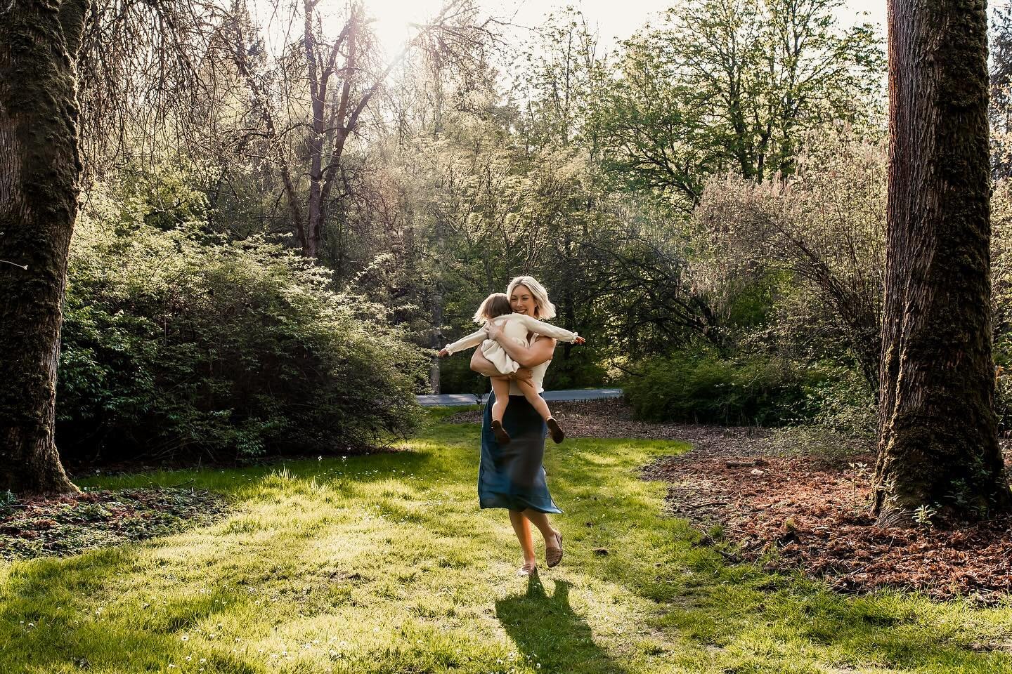 Sneak peek from Sundays gorgeous Spring family session. The weather was perfect, the family was perfect, everything was perfect. 🤩 
.
.
.
.
#seattlefamilyphotographer #springfamilyphotos #seattlematernityphotographer #washingtonparkarboretum