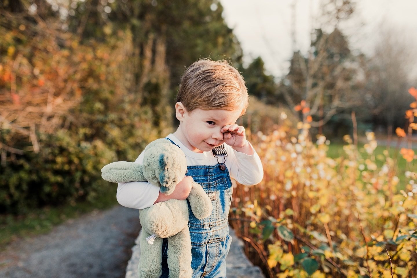 Adventures are better with a buddy. Especially when they&rsquo;re as huggable as this one.⁠
.⁠
.⁠
.⁠
.⁠
.⁠
.⁠
#jessicabseattlephotography #seattlefamilyphotographer #seattlefamily #seattleportraitphotographer #womeninphotography #FamilyPhotography #F